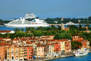 cruise-ship-in-venice